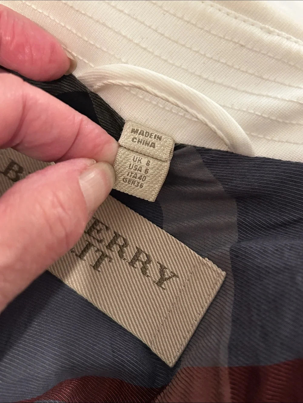 Burberry Britt Cream Double-Breasted Trench Coat with Black Buttons Sz 6 - Picture 6 of 10
